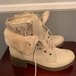 Boots Size 10 women's  NWOT. 30$